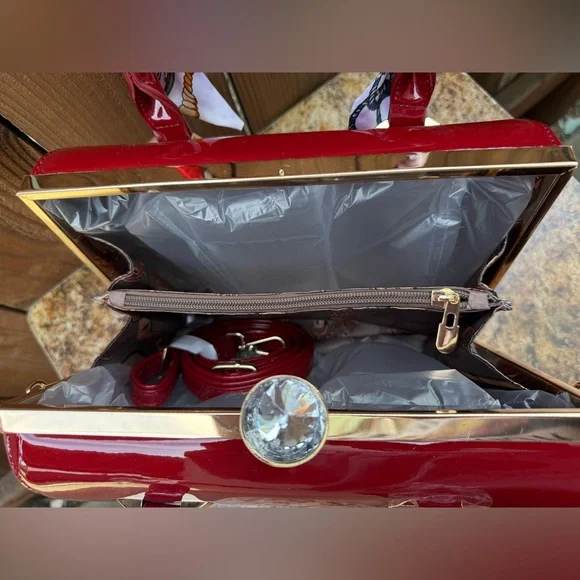 LA Terre Elegant Handbag - Picture 5 of 8